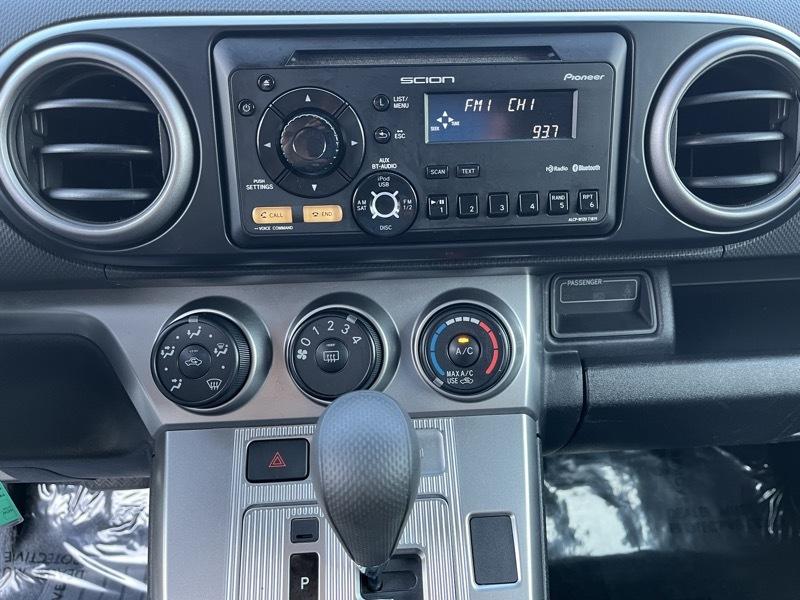 Scion xB 5-Door Wagon 5-Spd MT 2012