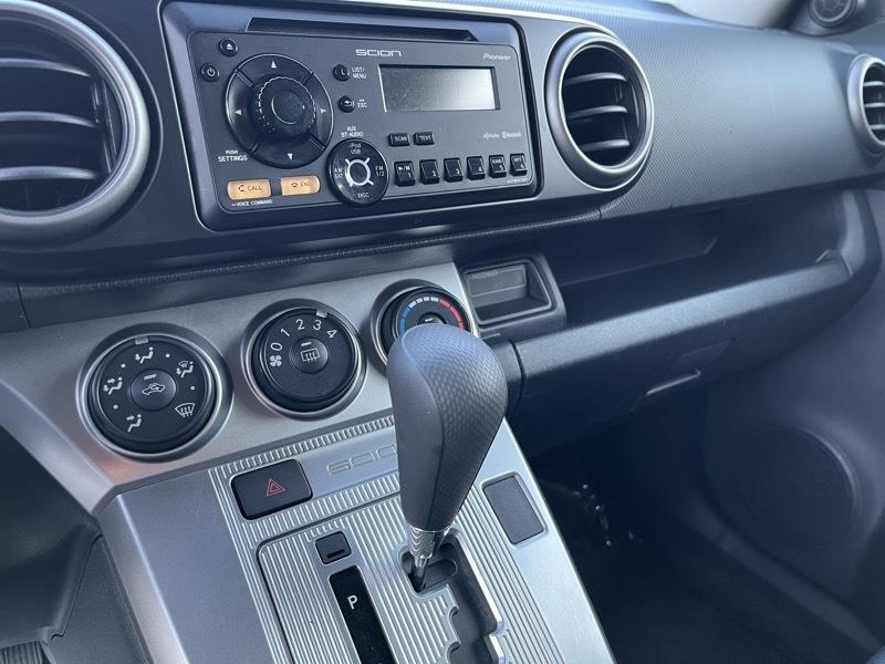 Scion xB 5-Door Wagon 5-Spd MT 2012