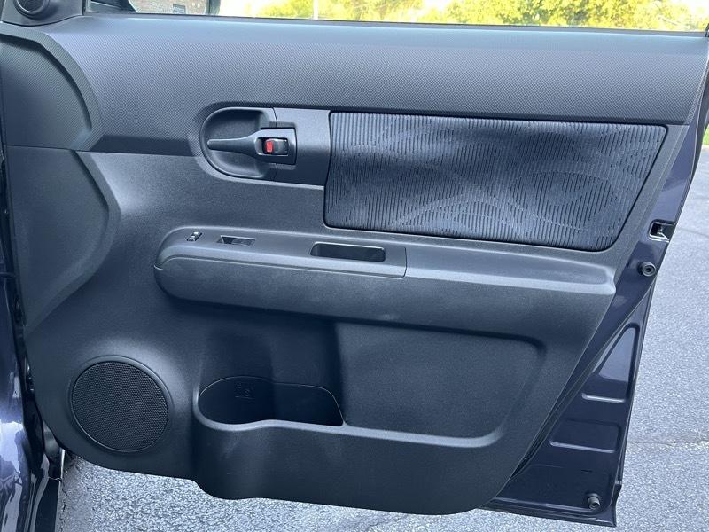 Scion xB 5-Door Wagon 5-Spd MT 2012