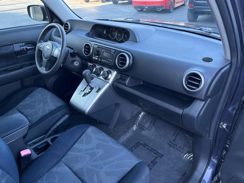 Scion xB 5-Door Wagon 5-Spd MT 2012