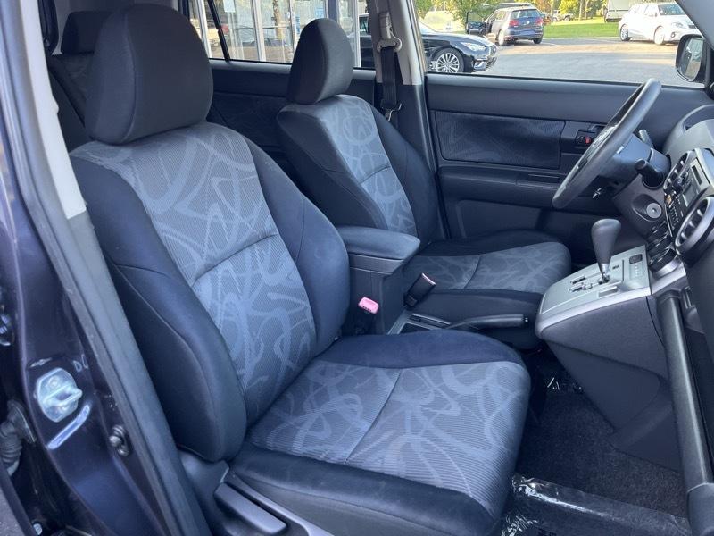 Scion xB 5-Door Wagon 5-Spd MT 2012