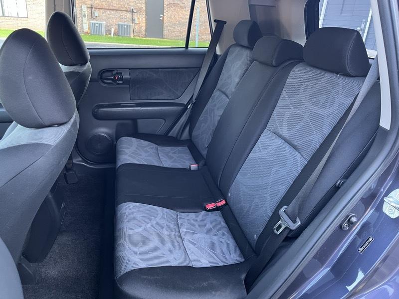 Scion xB 5-Door Wagon 5-Spd MT 2012
