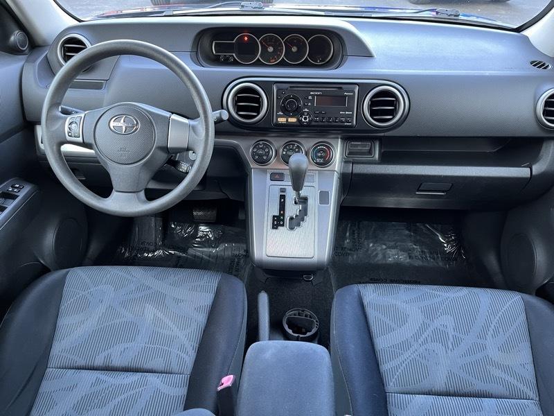 Scion xB 5-Door Wagon 5-Spd MT 2012