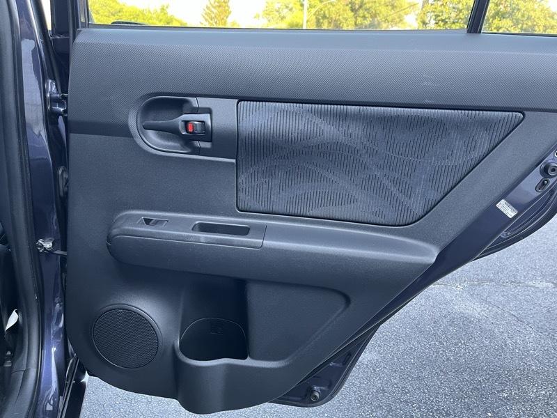 Scion xB 5-Door Wagon 5-Spd MT 2012