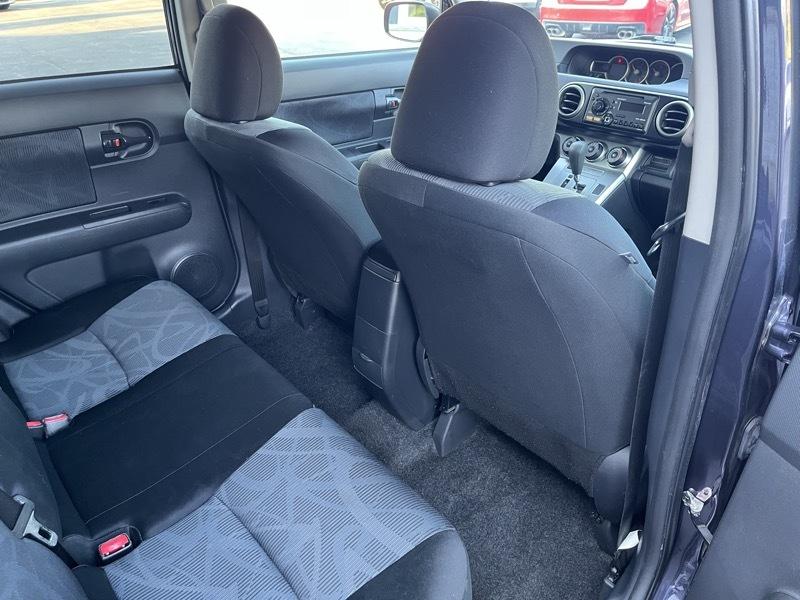 Scion xB 5-Door Wagon 5-Spd MT 2012