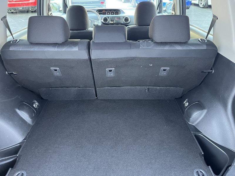 Scion xB 5-Door Wagon 5-Spd MT 2012