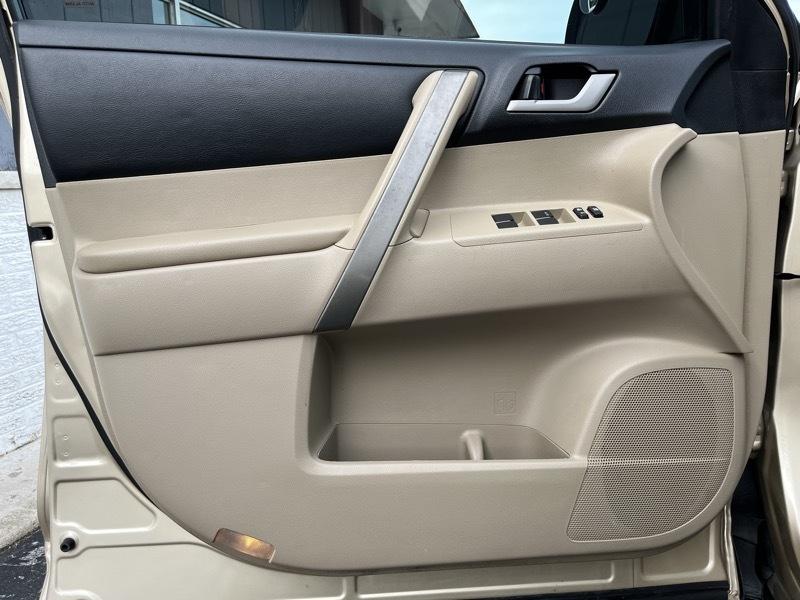 Toyota Highlander Base 4WD 2013