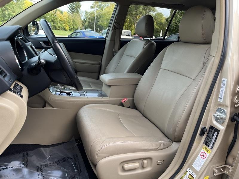 Toyota Highlander Base 4WD 2013