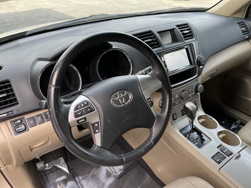 Toyota Highlander Base 4WD 2013