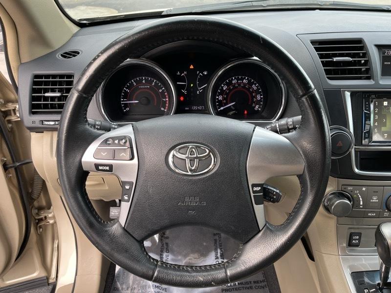 Toyota Highlander Base 4WD 2013