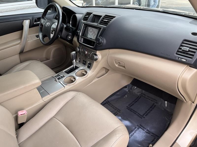 Toyota Highlander Base 4WD 2013