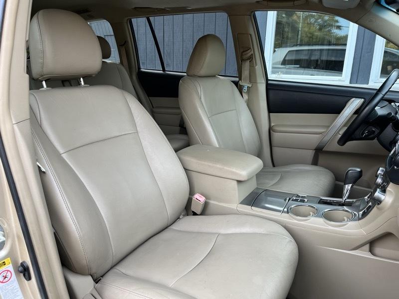Toyota Highlander Base 4WD 2013