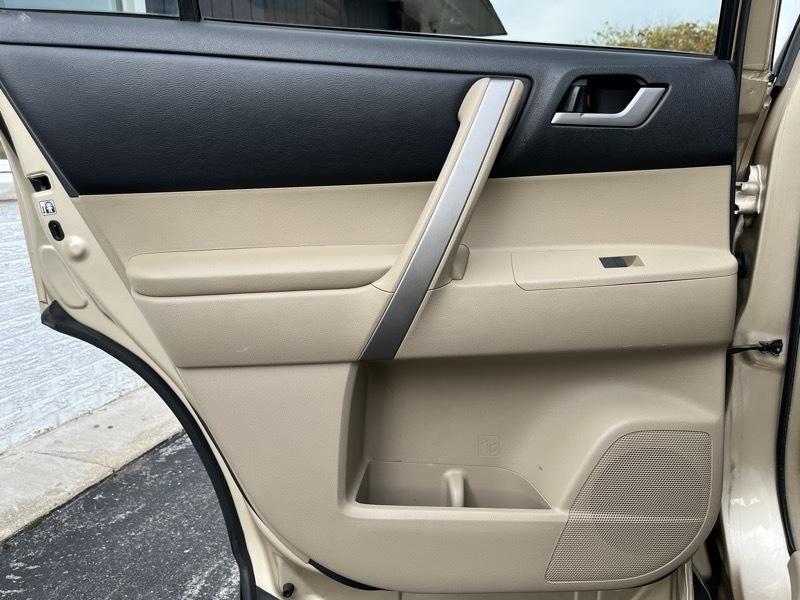 Toyota Highlander Base 4WD 2013