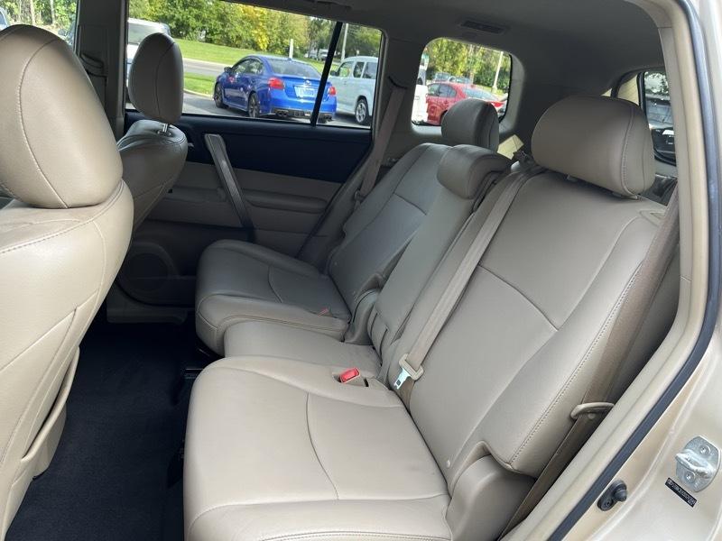 Toyota Highlander Base 4WD 2013