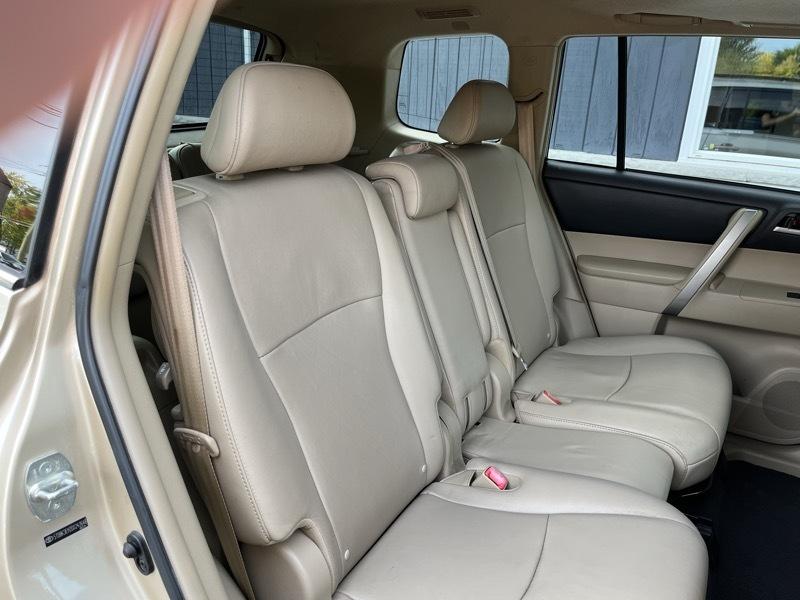 Toyota Highlander Base 4WD 2013