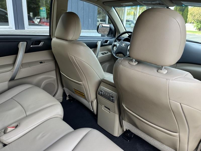 Toyota Highlander Base 4WD 2013