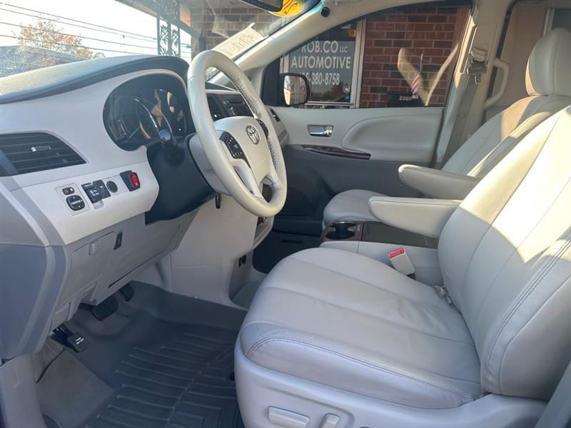 Toyota Sienna XLE FWD 8-Passenger V6 2014