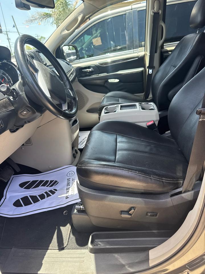 Chrysler Town & Country Touring-L 2012