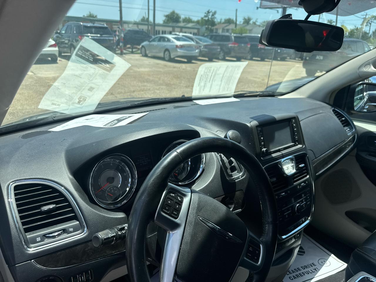 Chrysler Town & Country Touring-L 2012