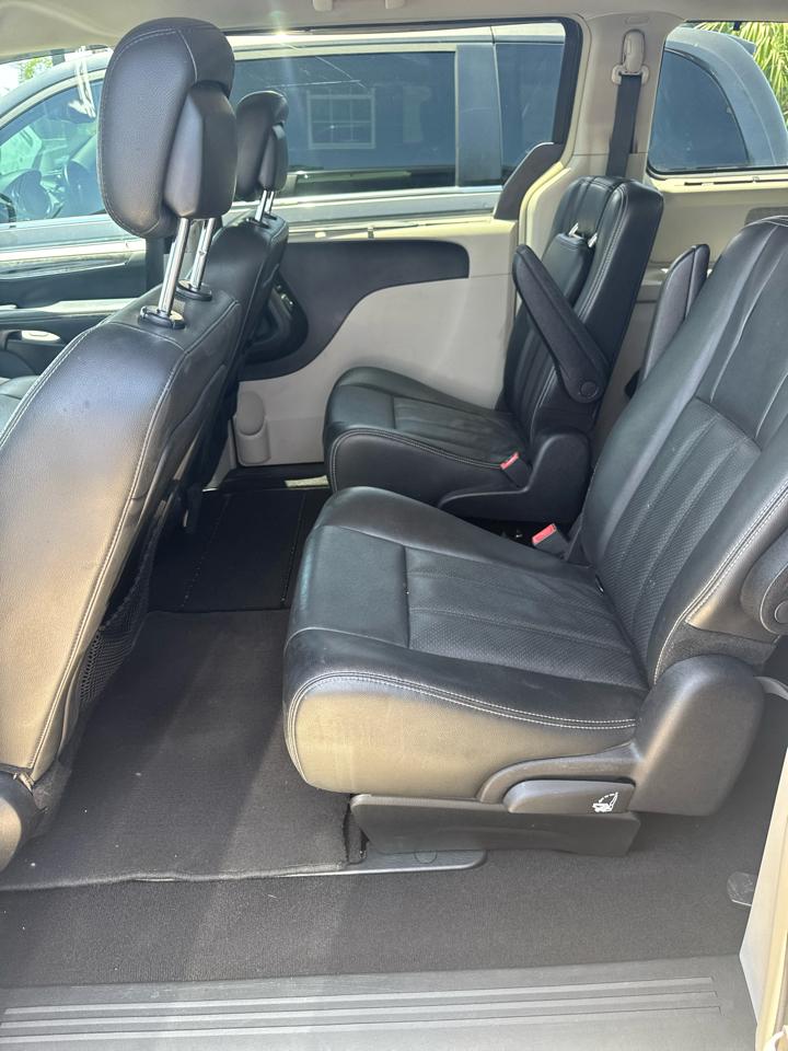 Chrysler Town & Country Touring-L 2012