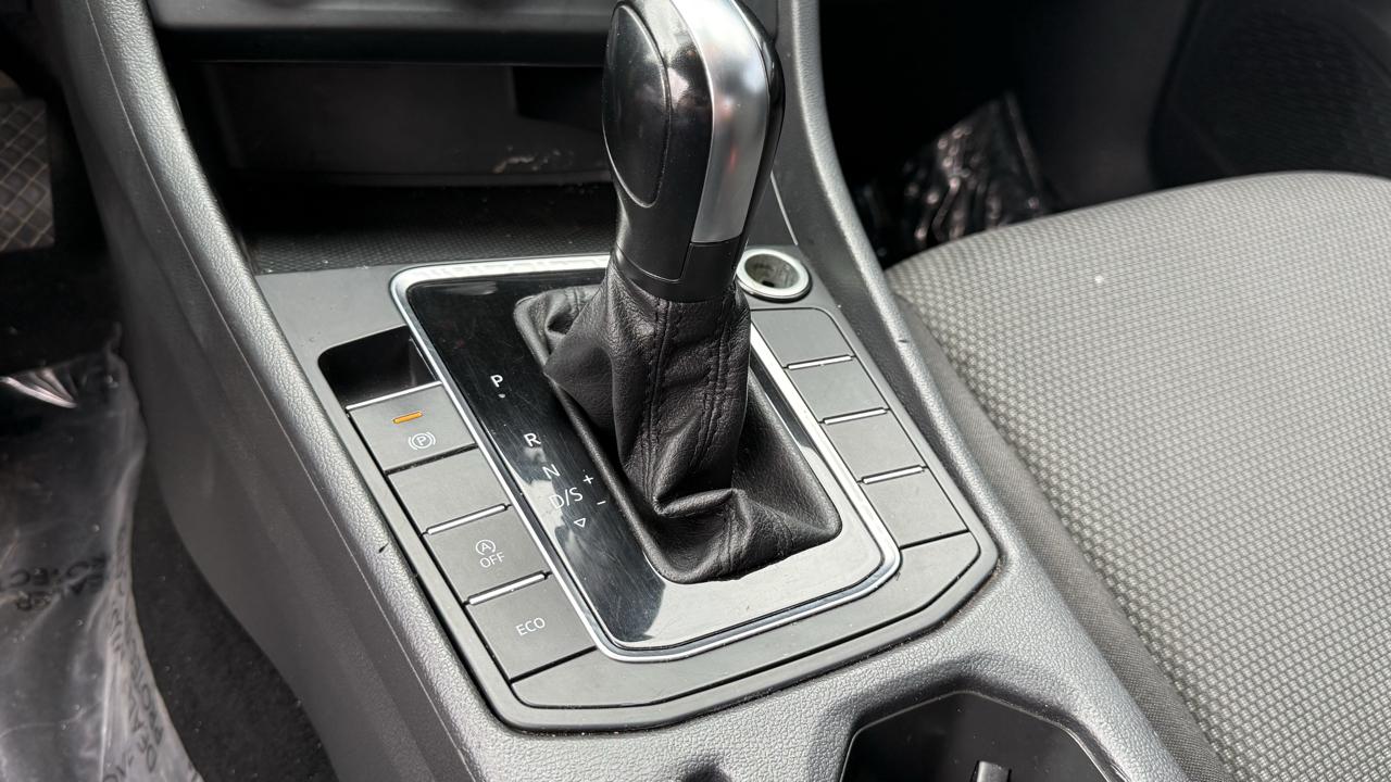Volkswagen Jetta R-Line Auto w/SULEV 2019