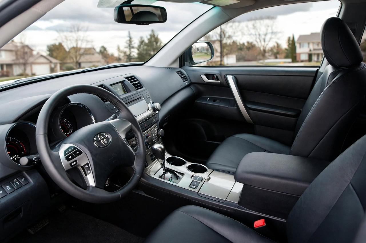 Toyota Highlander FWD 4dr V6 (Natl) 2012