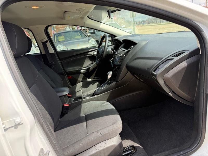 Ford Focus SE Sedan 2016