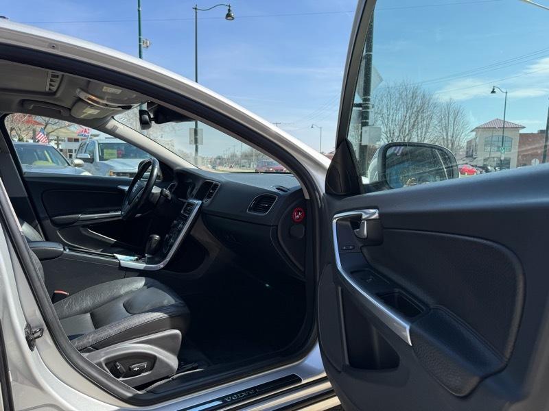 Volvo S60 FWD 4dr Sdn T5 2012