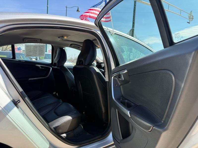 Volvo S60 FWD 4dr Sdn T5 2012