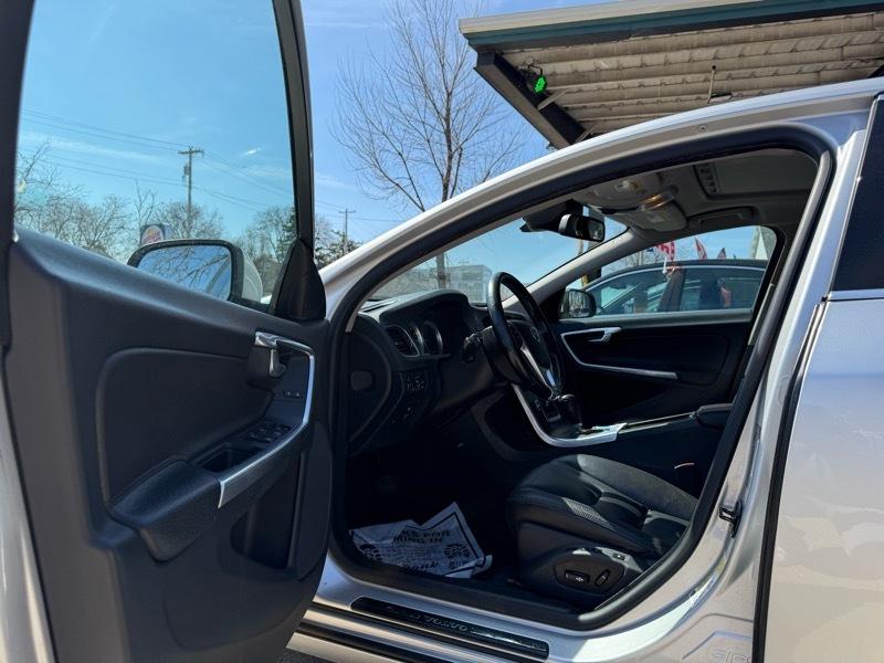 Volvo S60 FWD 4dr Sdn T5 2012