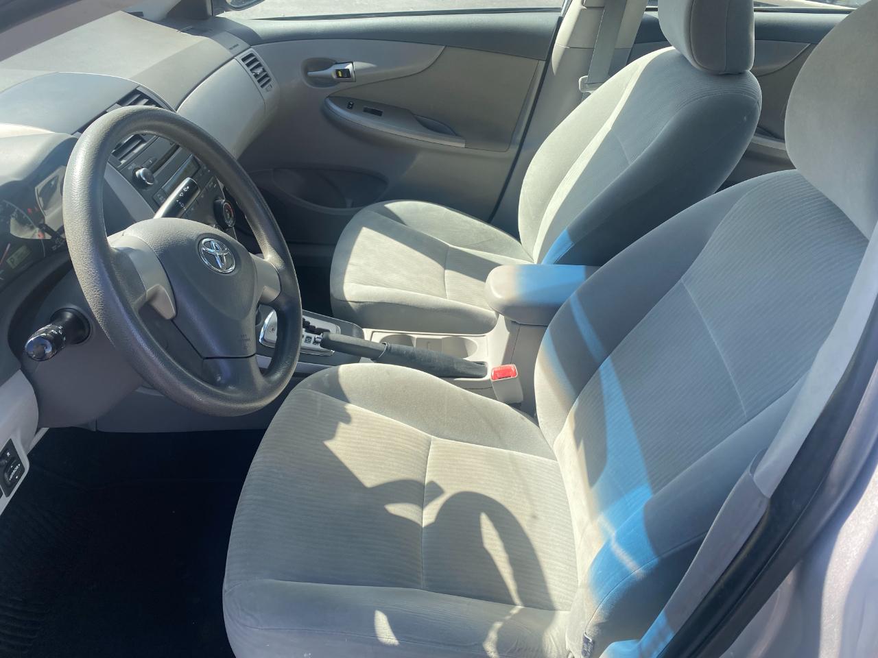 Toyota Corolla Base 4-Speed AT 2010