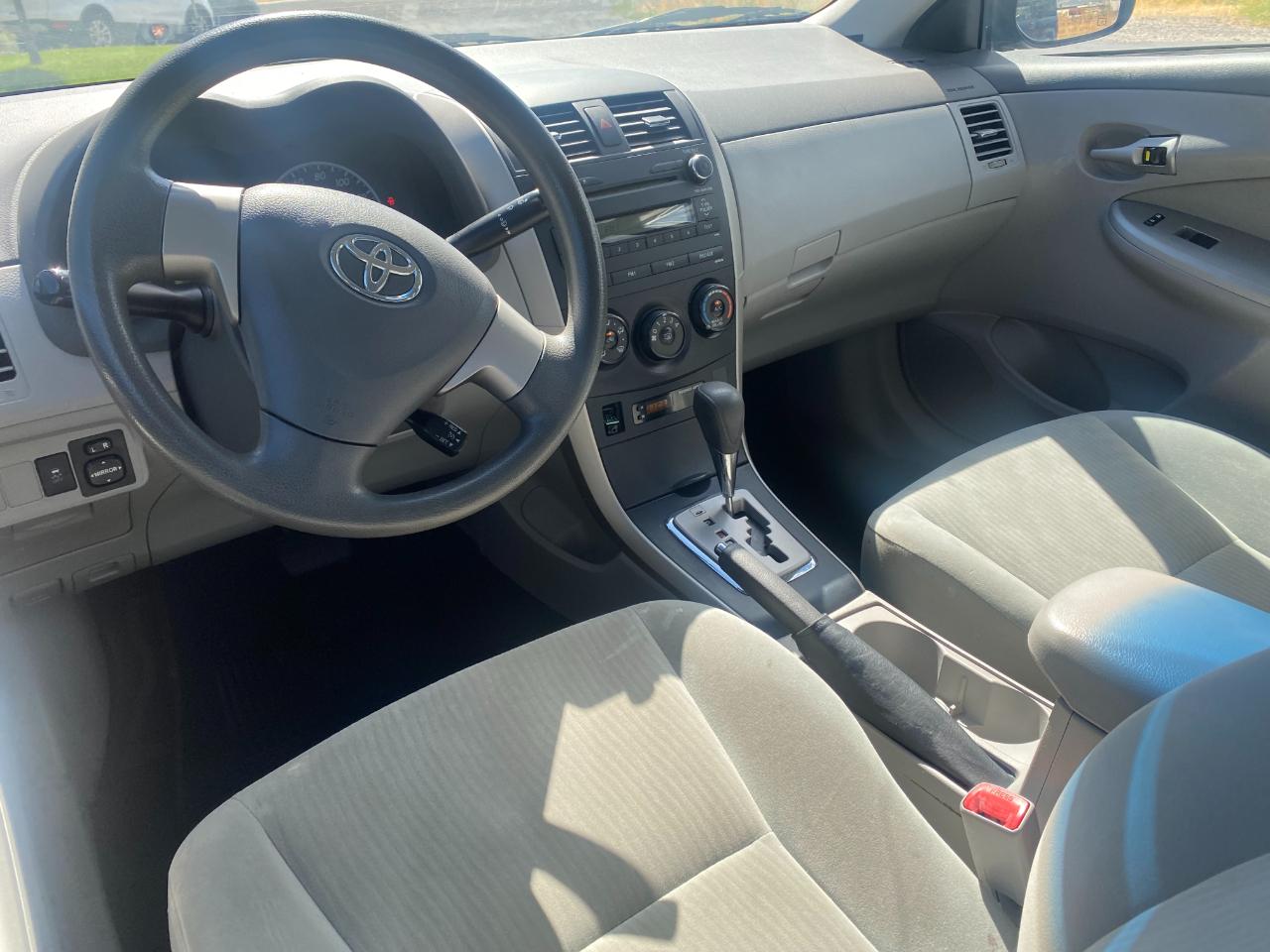 Toyota Corolla Base 4-Speed AT 2010
