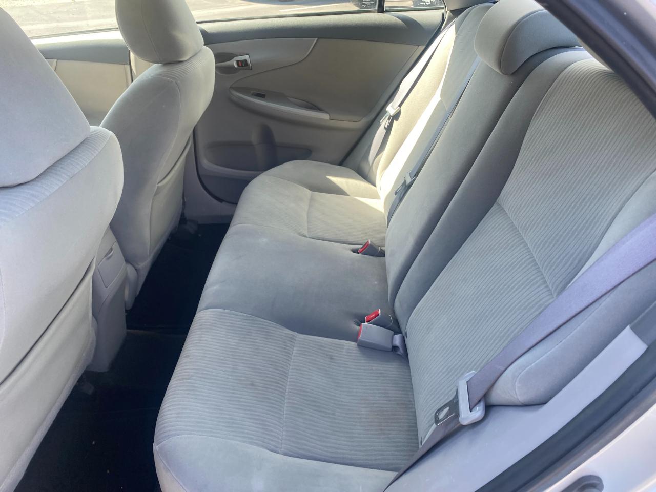 Toyota Corolla Base 4-Speed AT 2010