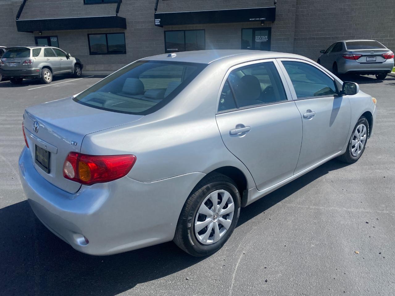 Toyota Corolla Base 4-Speed AT 2010