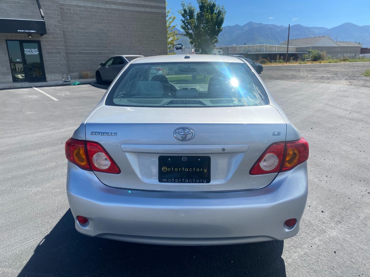 Toyota Corolla Base 4-Speed AT 2010