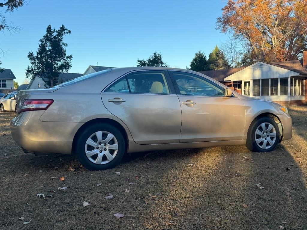 Toyota Camry SE 6-Spd MT 2010