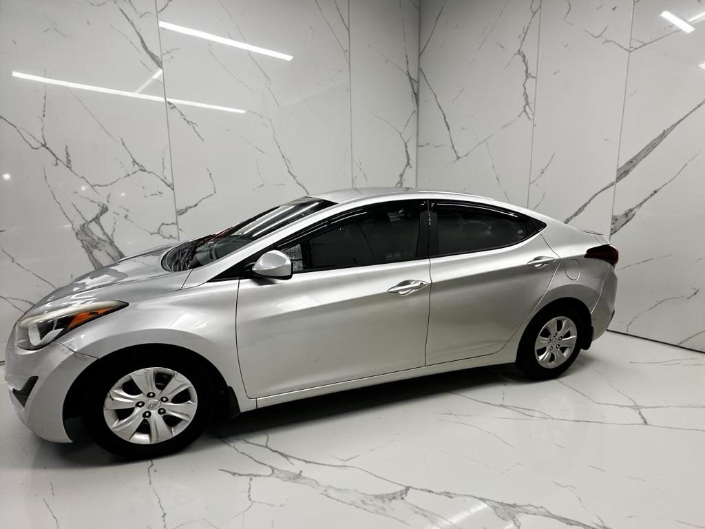 Hyundai Elantra SE 6AT 2016