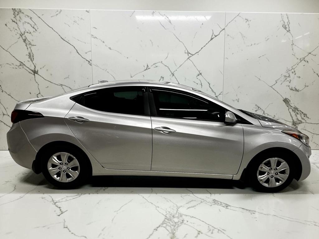 Hyundai Elantra SE 6AT 2016