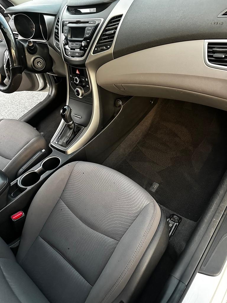 Hyundai Elantra SE 6AT 2016