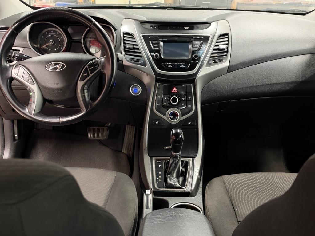 Hyundai Elantra SE 6AT 2016