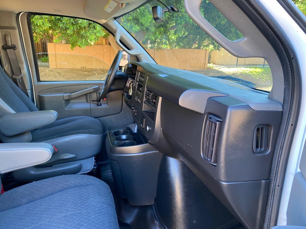 GMC Savana G2500 Cargo 2025