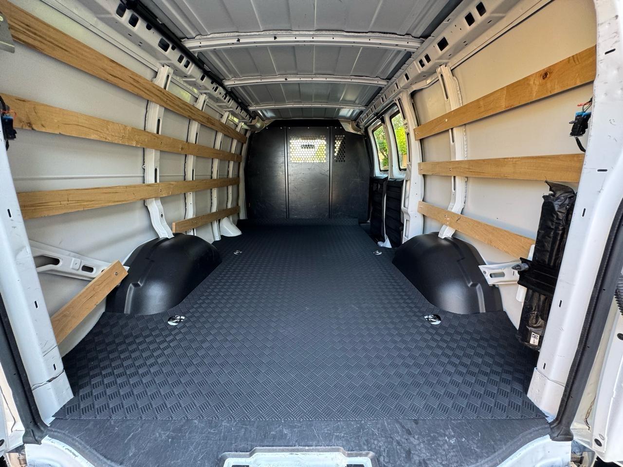 GMC Savana G2500 Cargo 2025