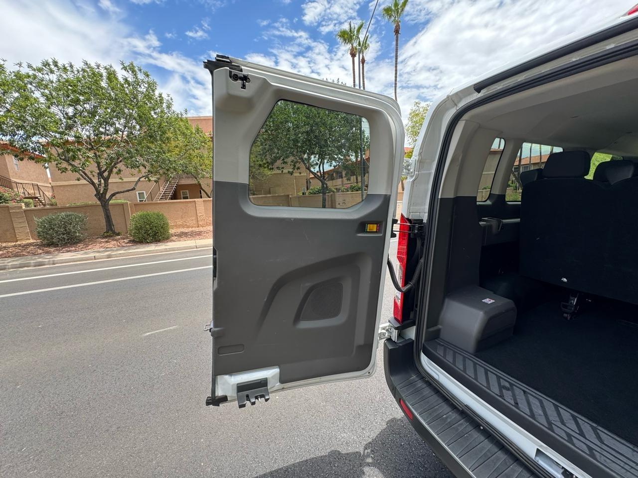 Ford Transit 350 Wagon Low Roof XLT w/Sliding Pass. 148-in. WB 2024