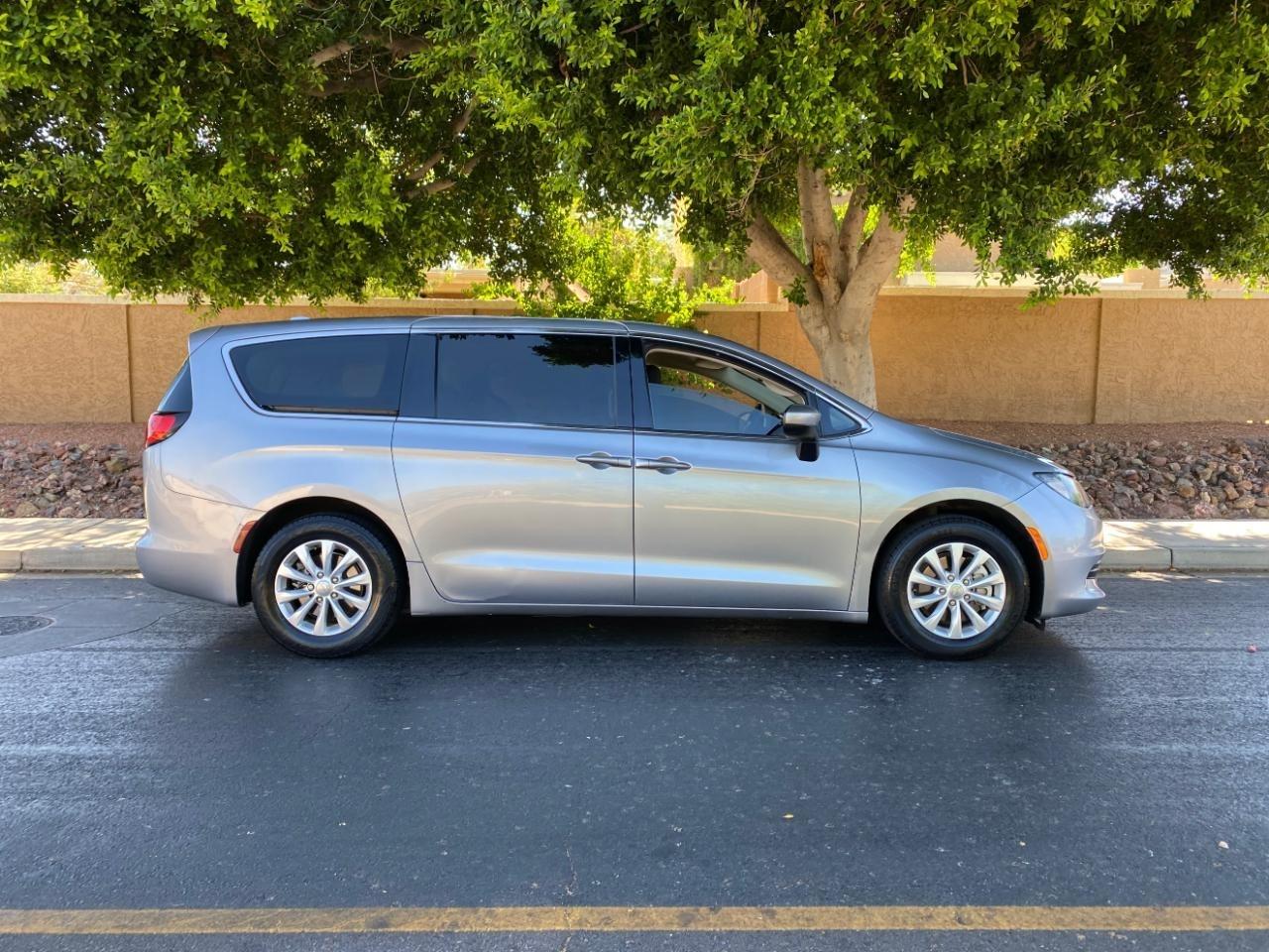 Chrysler Pacifica LX 2019