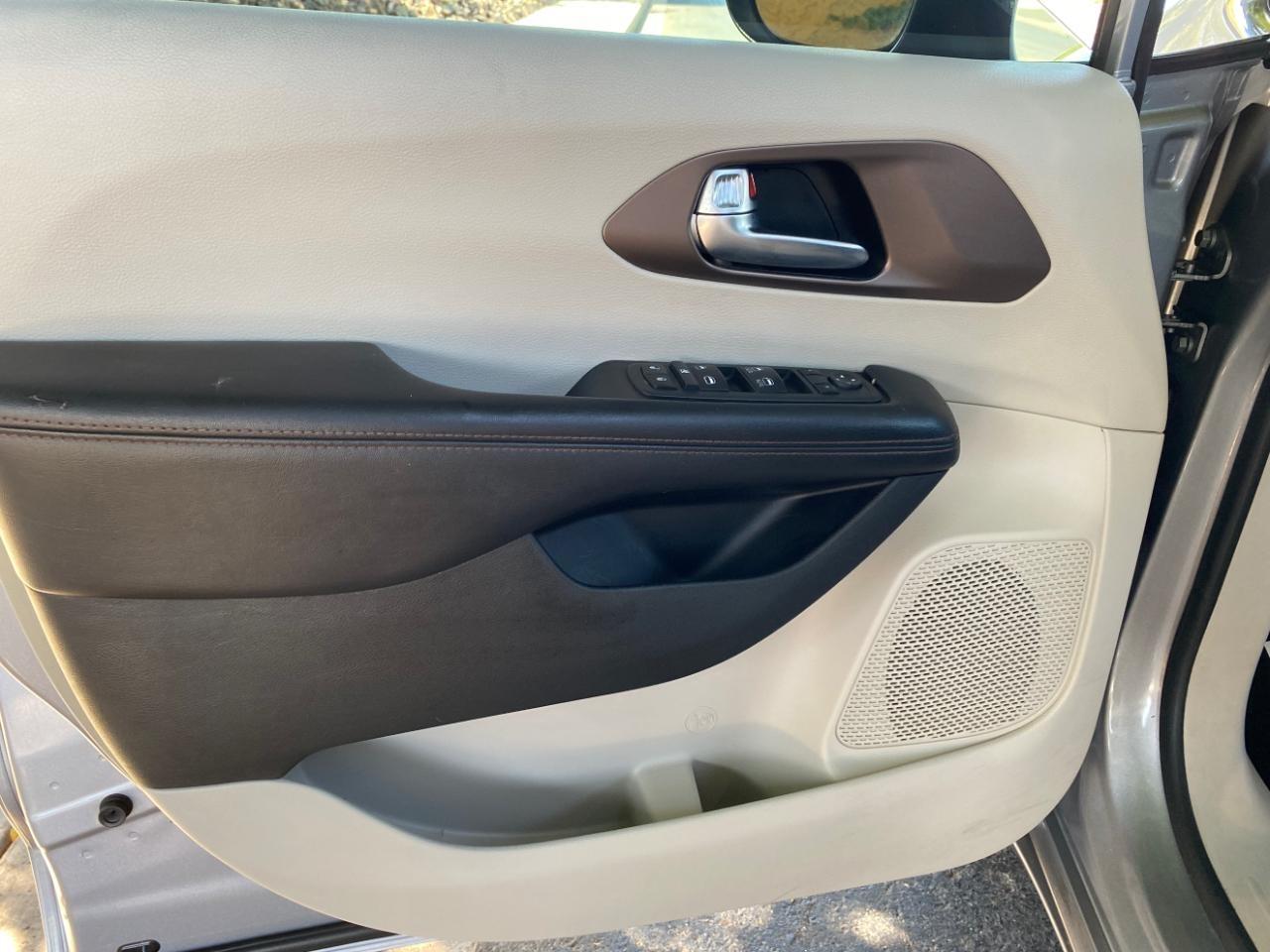 Chrysler Pacifica LX 2019
