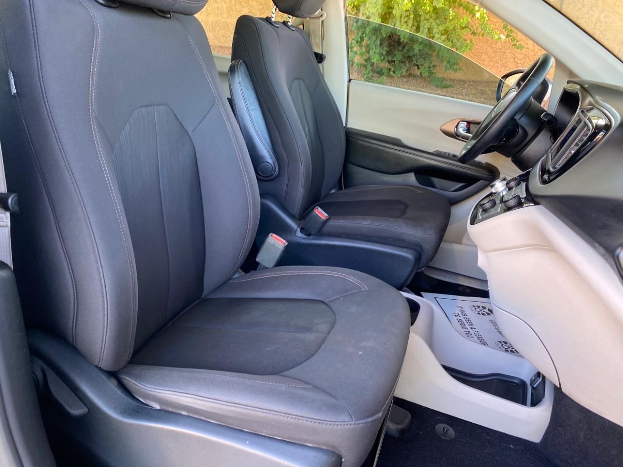 Chrysler Pacifica LX 2019