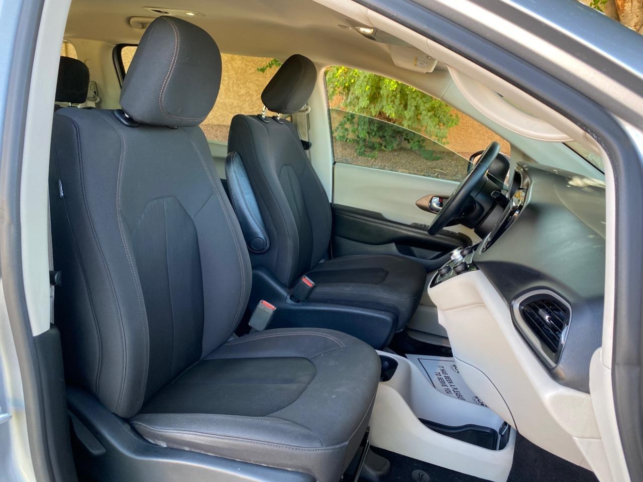 Chrysler Pacifica LX 2019