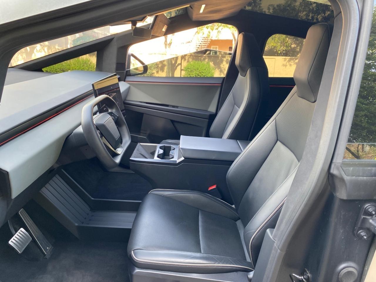 Tesla Cybertruck Base 2025