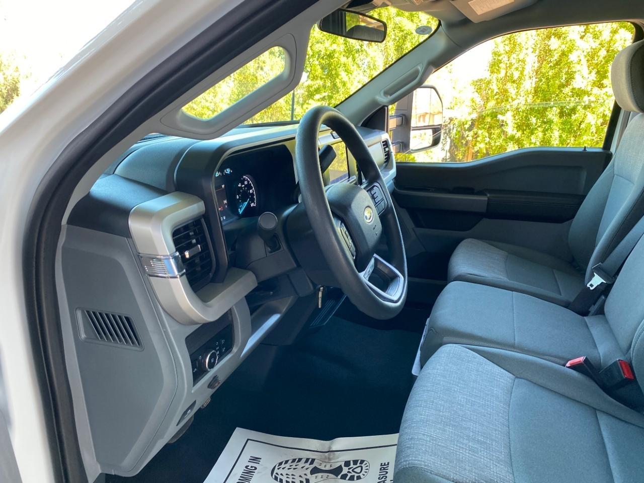 Ford F-250 SD XL Crew Cab 4WD 2025