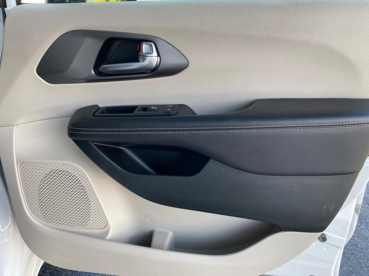 Chrysler Pacifica Hybrid Select 2024
